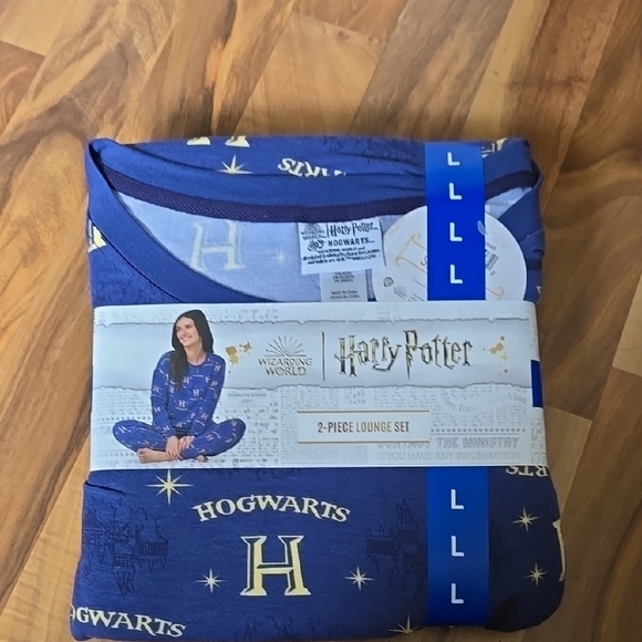 Warner Bros. 2 Piece Pajamas Set- Blue Hogwarts Design - Picture 1 of 4